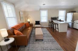 Lake Breeze | Cozy Modern Stay | 2 Min To Beach