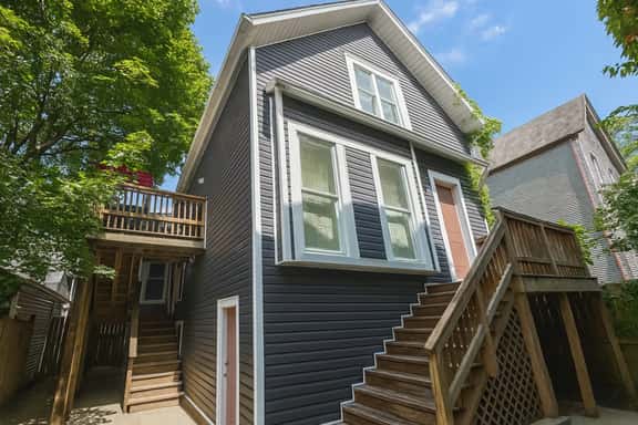 Cozy 2-Bedroom Apartment | Close to Wrigley - Image 1