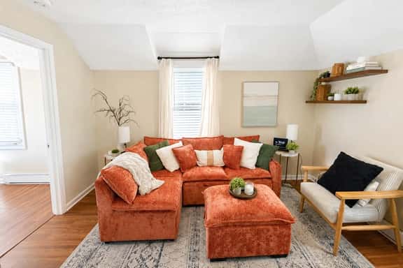 Lake Breeze | Cozy Modern Stay | 2 Min To Beach - Image 1