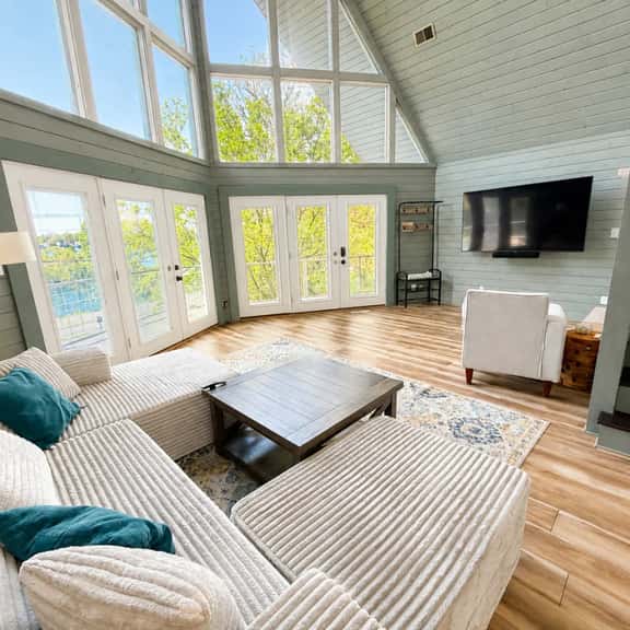 Lake Life Retreat - Image 1