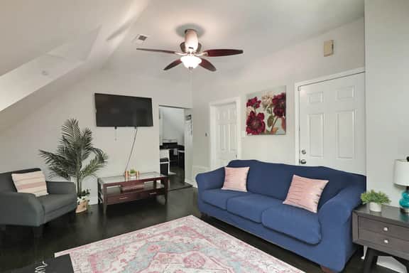 Cozy 2-Bedroom Apartment | Close to Wrigley
