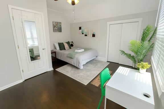 Cozy 2-Bedroom Apartment | Close to Wrigley