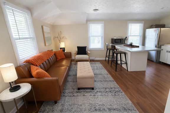 Lake Breeze | Cozy Modern Stay | 2 Min To Beach