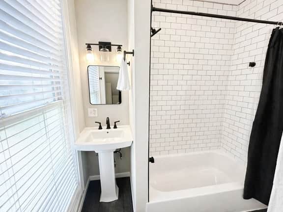 Gothic-meets-mid-century 2BR in Lakeview | Statement Kitchen + Dining for 4