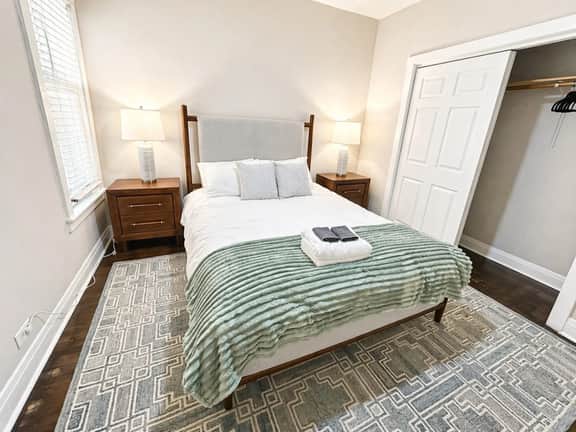 Gothic-meets-mid-century 2BR in Lakeview | Statement Kitchen + Dining for 4